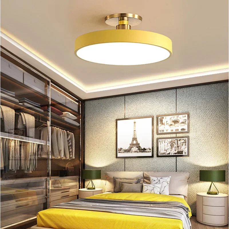 Żółty plafon sufitowy Sanoni o nowoczesnym designie w sypialni z żółtą pościelą i oświetleniem LED