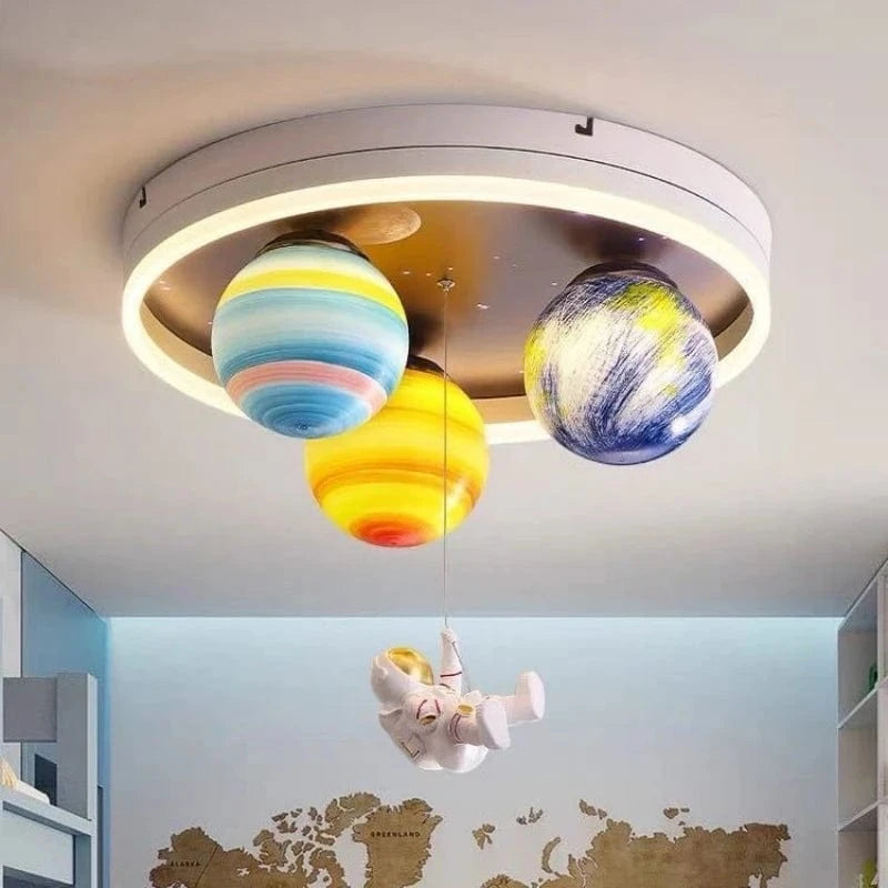 Plafon z planetami JIANKEXING z kolorowymi kulami i zawieszoną figurką astronauty