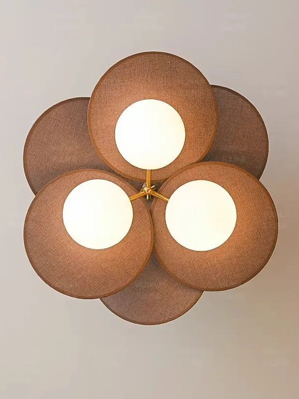 Rattanowa lampa sufitowa w kształcie kwiatu z czterema okrągłymi kloszami