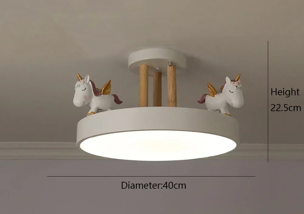Różowa lampa sufitowa dla dzieci z jednorożcami i drewnianymi elementami o średnicy 40 cm
