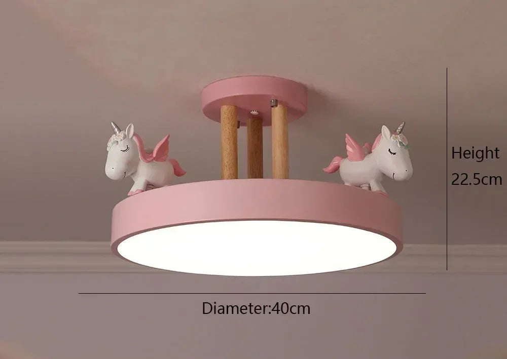 Różowa lampa sufitowa dla dzieci z uroczymi jednorożcami i drewnianymi elementami