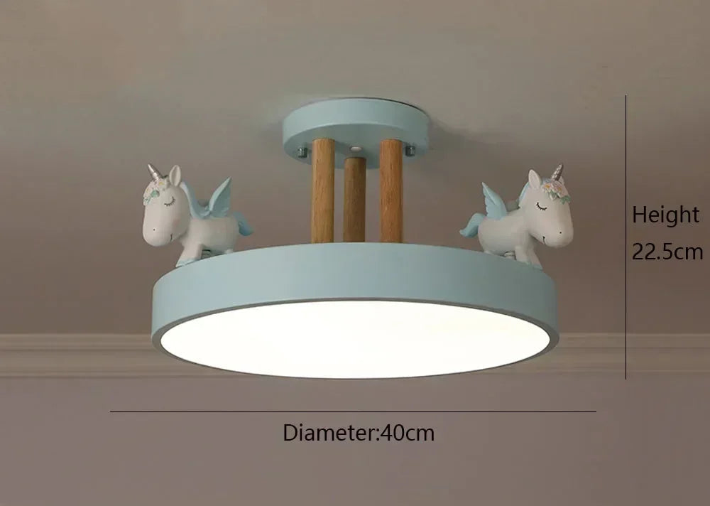 Różowa lampa sufitowa dla dzieci z jednorożcami i drewnianymi detalami o średnicy 40 cm