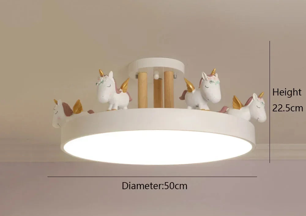 Różowa lampa sufitowa dla dzieci z białą podstawą i ozdobami jednorożców od MZISOSOD