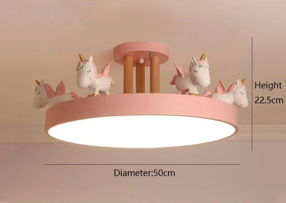 Różowa lampa sufitowa dla dzieci z motywem jednorożców i drewnianymi elementami