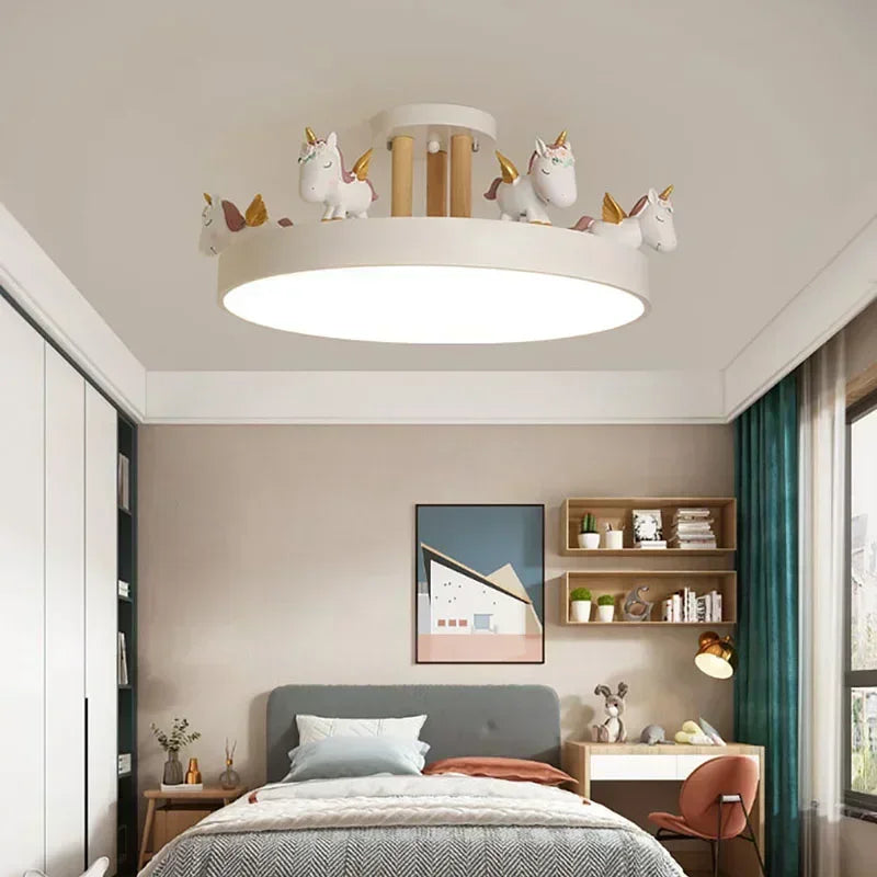 Różowa lampa sufitowa dla dzieci z jednorożcami na białym tle w pokoju dziecięcym
