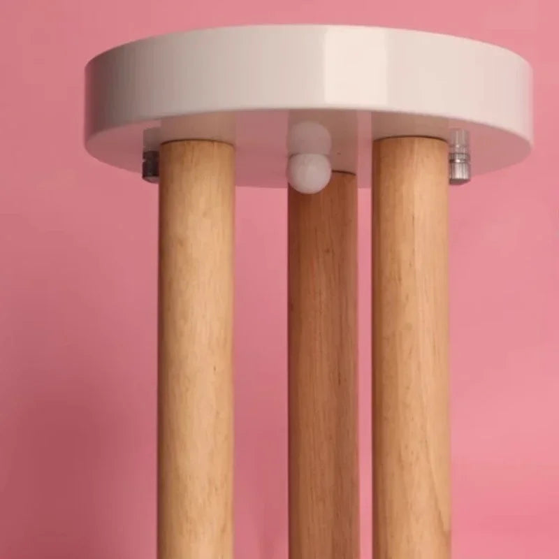 Różowa lampa sufitowa dla dzieci z drewnianymi elementami i nowoczesnym designem