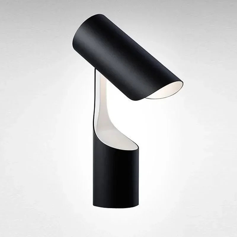Czarna stylowa lampa biurkowa o nowoczesnym, minimalistycznym designie do oświetlenia przestrzeni roboczej