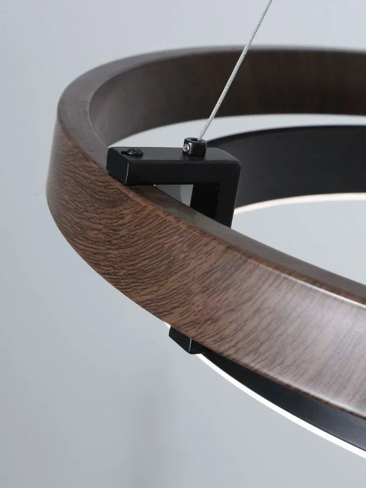 Nowoczesny żyrandol do salonu z eleganckim drewnianym wykończeniem i minimalistycznym designem