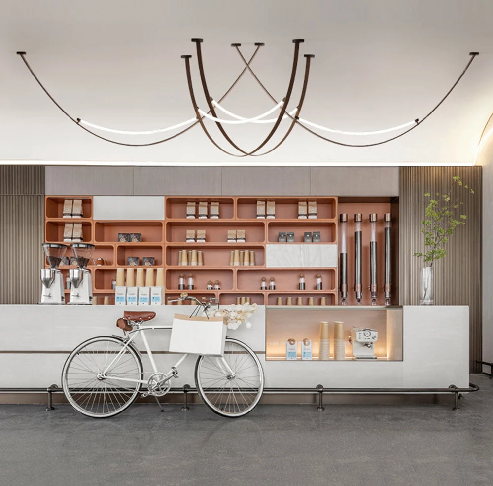 Nowoczesna lampa ze skórzanym paskiem zawieszona nad eleganckim barem w kawiarni