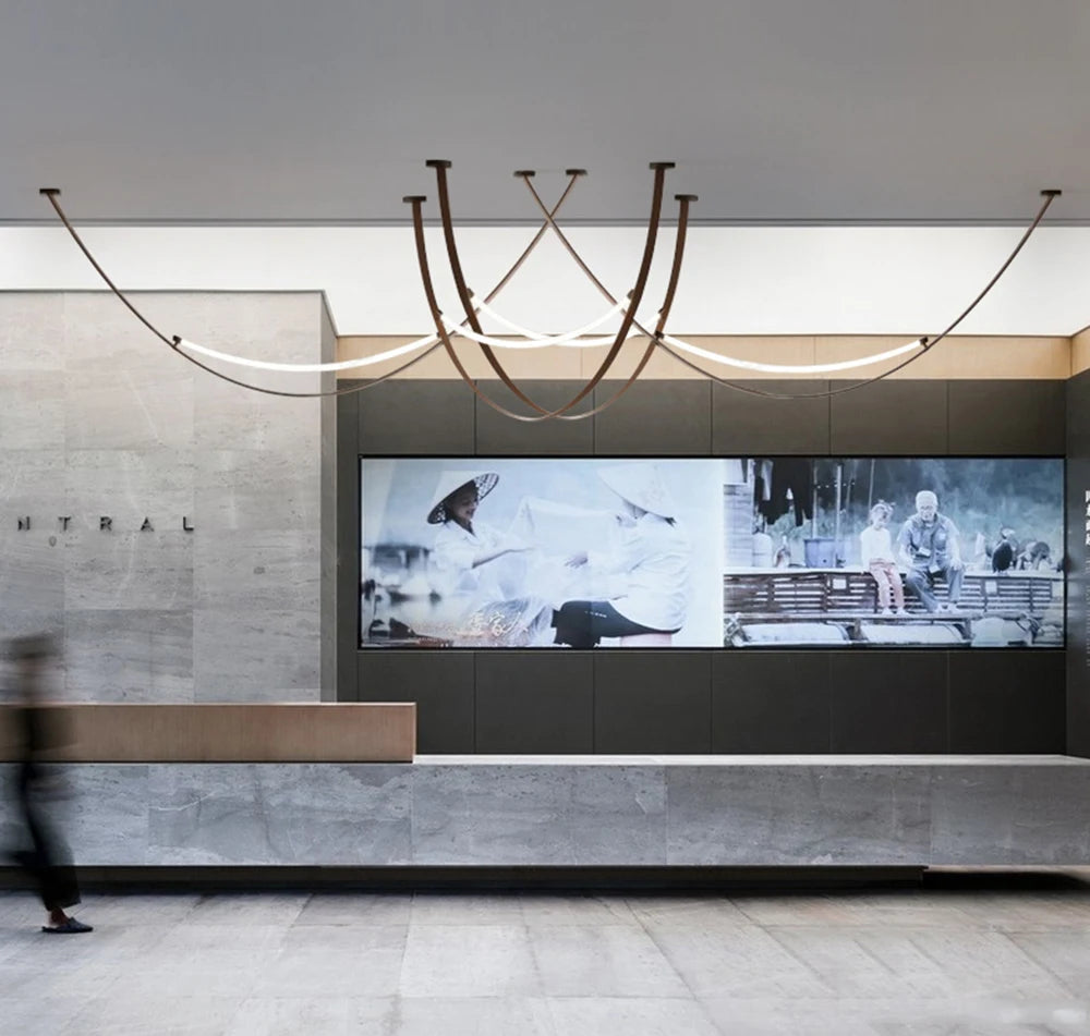 Stylowa lampa ze skórzanym paskiem idealna do nowoczesnych wnętrz biurowych