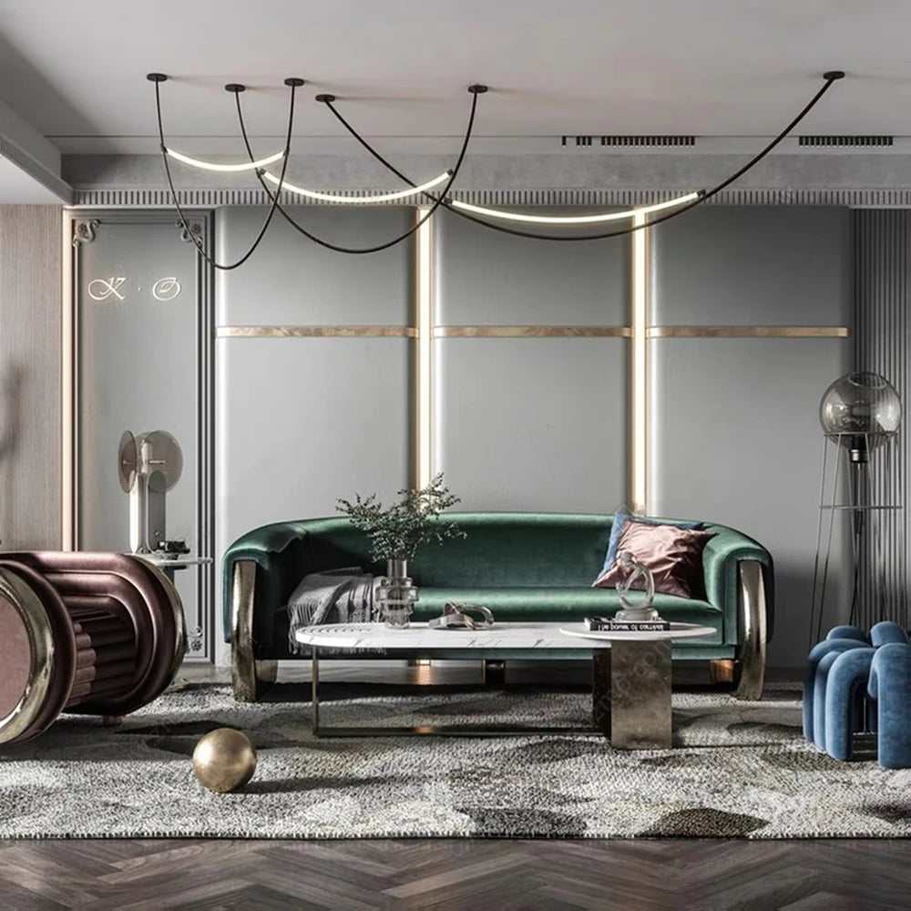 Stylowa lampa ze skórzanym paskiem w eleganckim wnętrzu z zieloną sofą