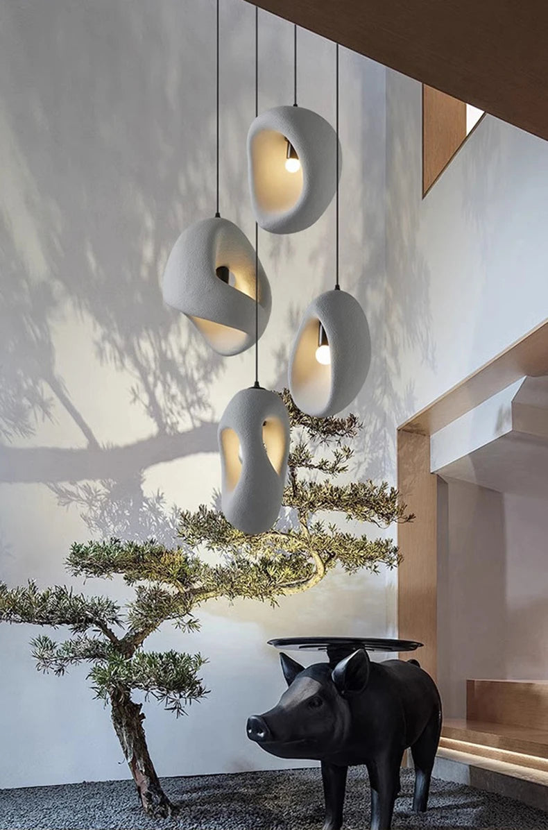VIGOUS lampy wiszące nowoczesne białe rzeźbione klosze czteropunktowe nad bonsai i czarną rzeźbą