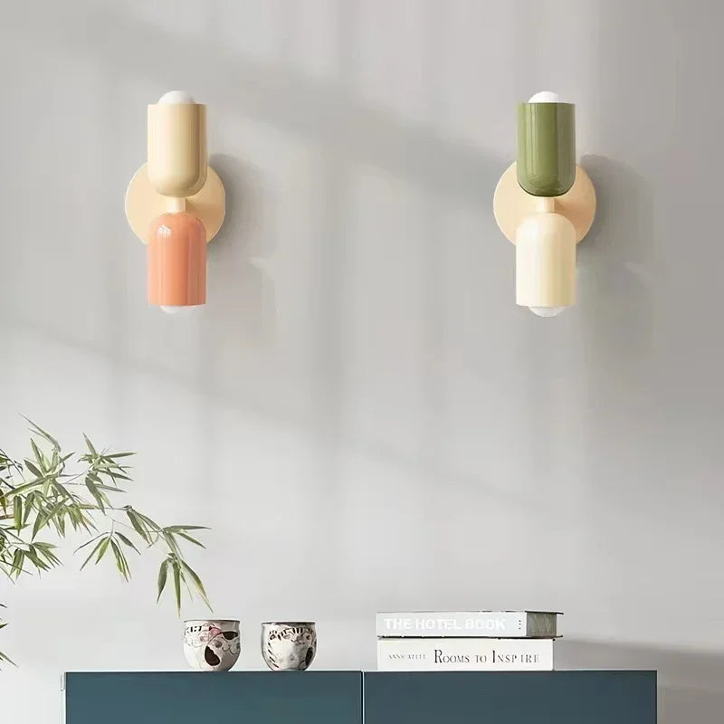 Nowoczesna lampa ścienna LZPZ RUI w pastelowych kolorach zamontowana na jasnej ścianie