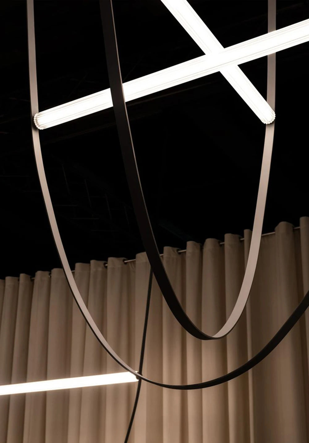 Stylowa lampa ze skórzanym paskiem w nowoczesnym wnętrzu z delikatnym oświetleniem