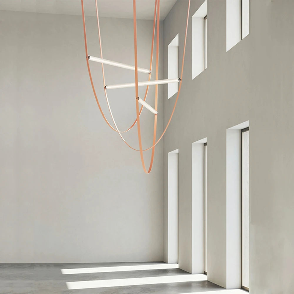 Nowoczesna lampa ze skórzanym paskiem w minimalistycznym wnętrzu z naturalnym światłem