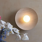 Lampa ścienna QUASHION, okrągła, beżowa, widok z przodu, idealna do salonu