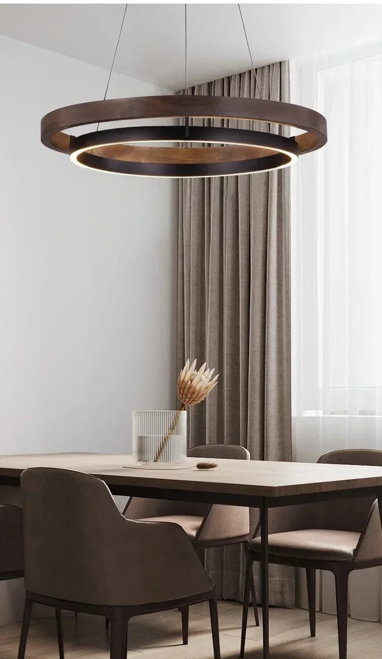 Nowoczesny żyrandol do salonu w ciemnym kolorze wiszący nad stół z krzesłami w eleganckim wnętrzu