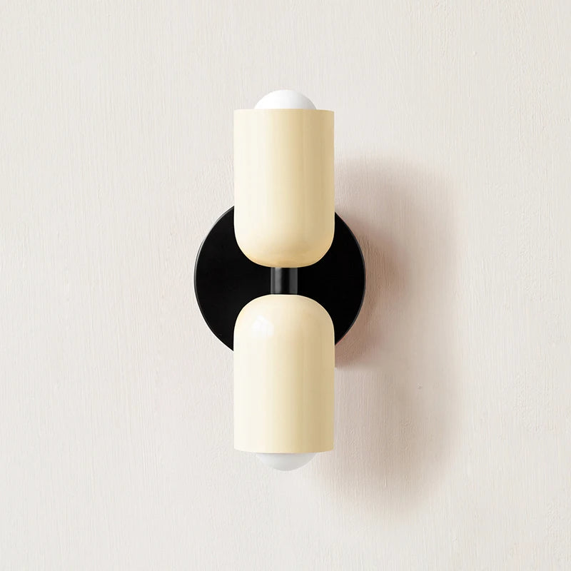 Lampa ścienna LZPZ RUI w kremowym kolorze z nowoczesnym minimalistycznym designem