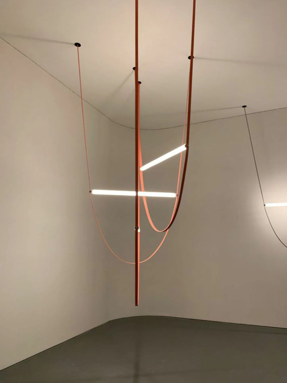 Nowoczesna lampa ze skórzanym paskiem w minimalistycznym wnętrzu, idealna do różnych aranżacji