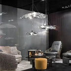 Nowoczesny żyrandol do salonu z designerskimi kloszami w eleganckim wnętrzu