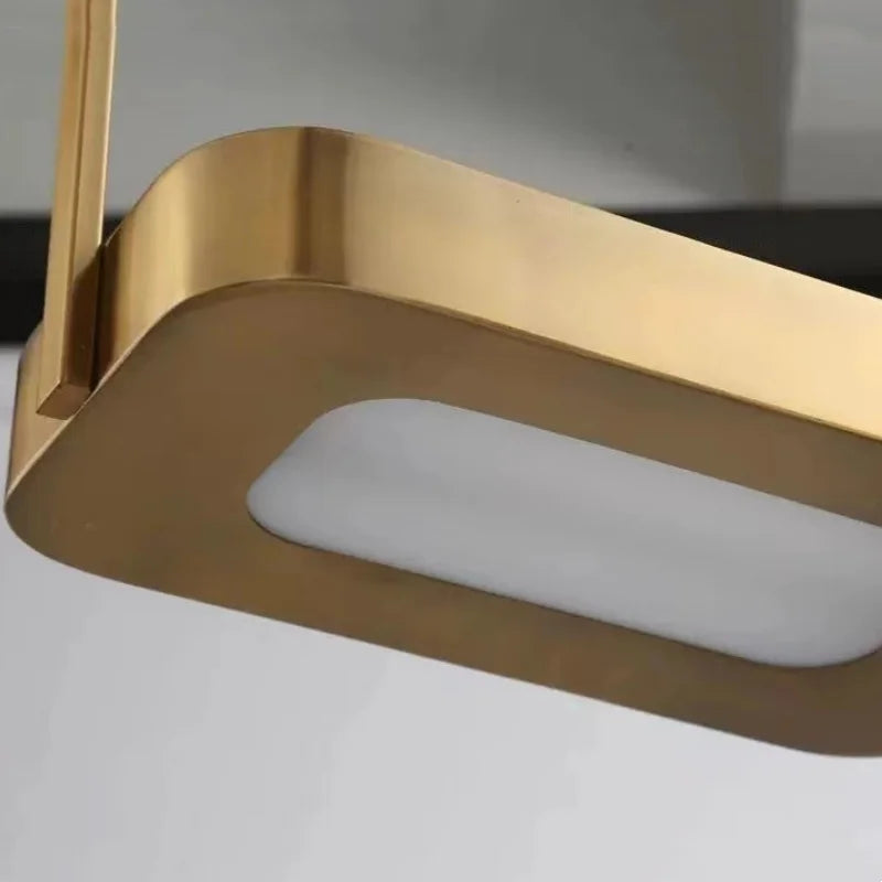 Nowoczesne oświetlenie do salonu w złotym kolorze z eleganckim panelem LED