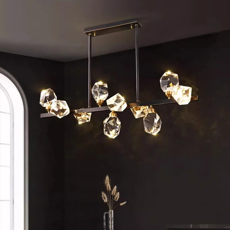 Nowoczesny żyrandol do salonu z kryształowymi elementami w eleganckim designie