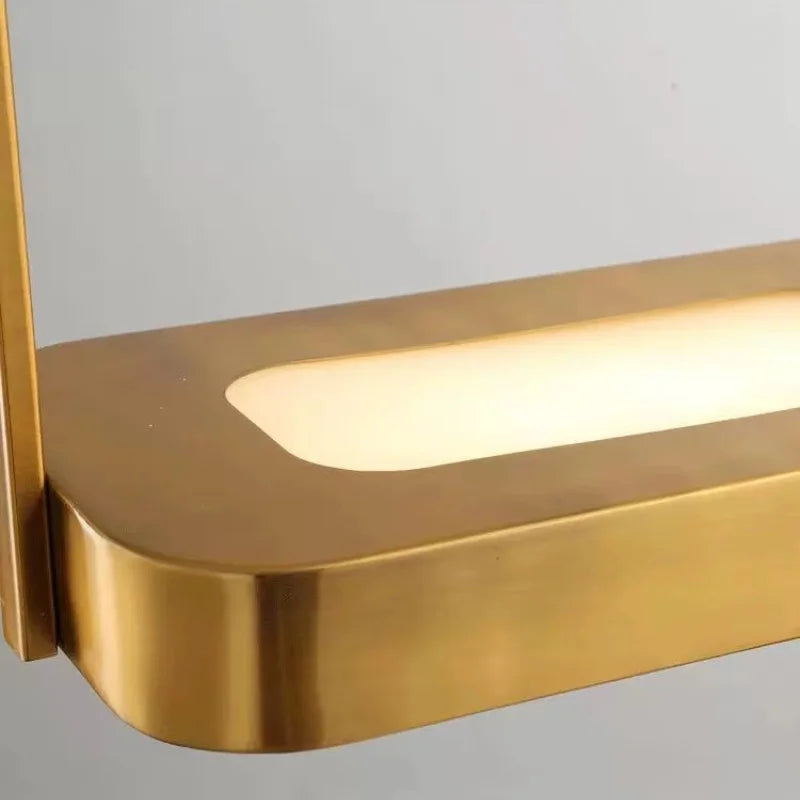 Stylowe nowoczesne oświetlenie do salonu w złotym wykończeniu, idealne do eleganckich wnętrz