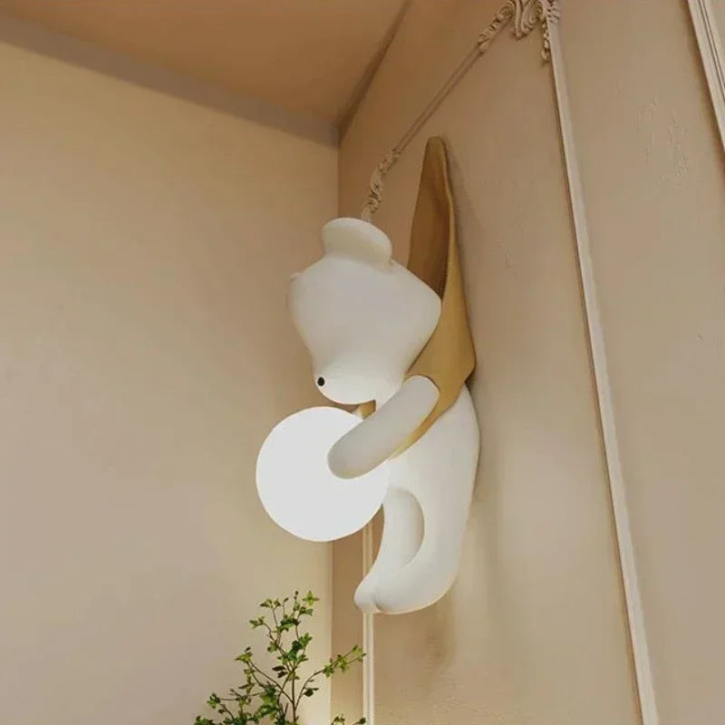 Nordycka lampa ścienna z żywicy LED do pokoju dziecięcego miś