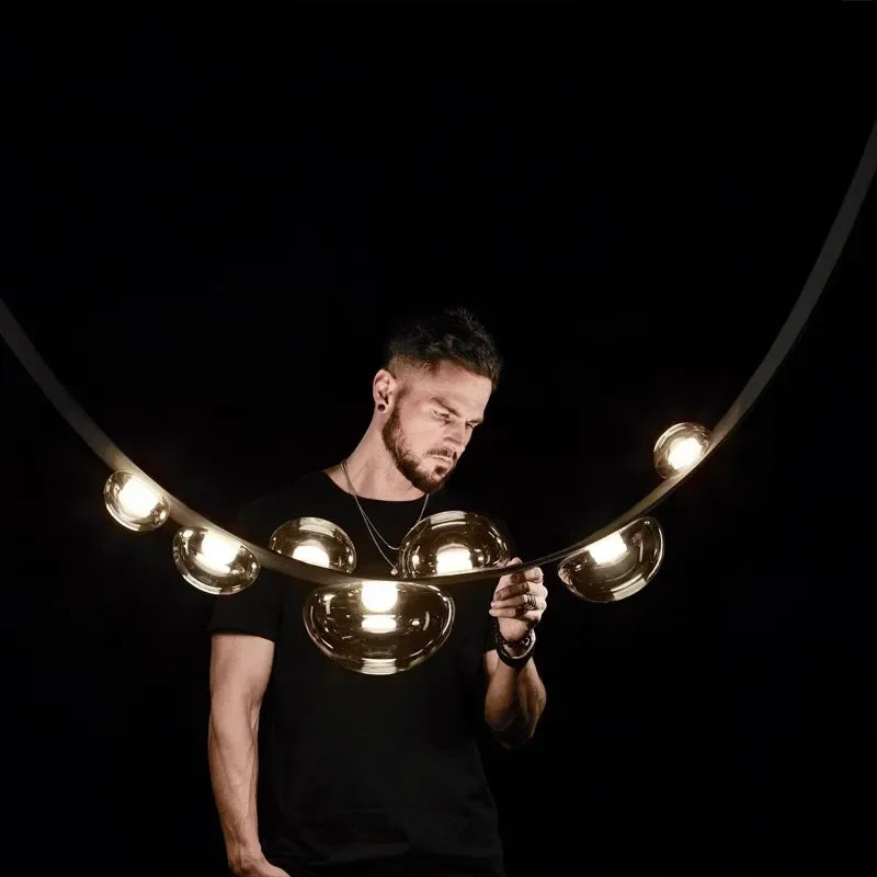 Nowoczesny żyrandol do salonu designerski w stylu minimalistycznym z okrągłymi kloszami