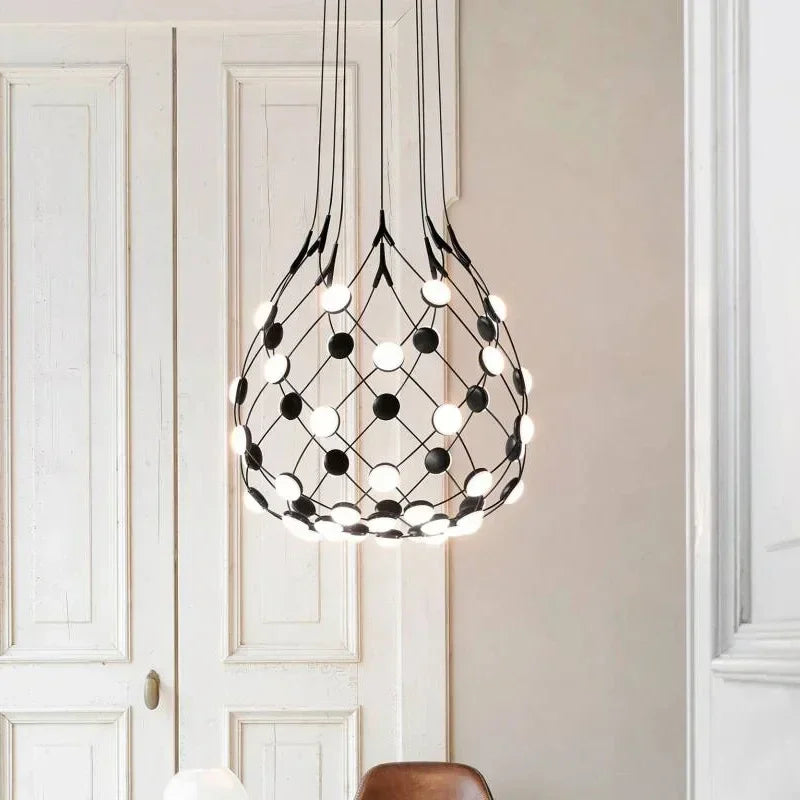 Żyrandol designerski do salonu w nowoczesnym stylu z metalowymi detalami i okrągłymi żarówkami.