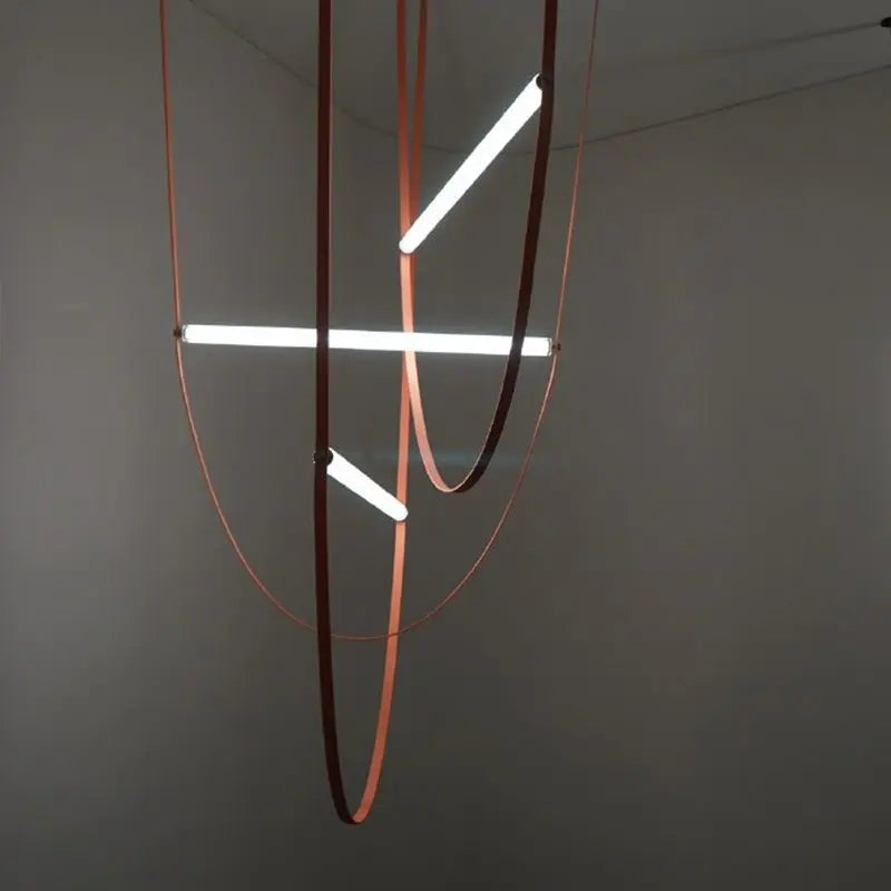 Lampa ze skórzanym paskiem w nowoczesnym stylu z minimalistycznym designem
