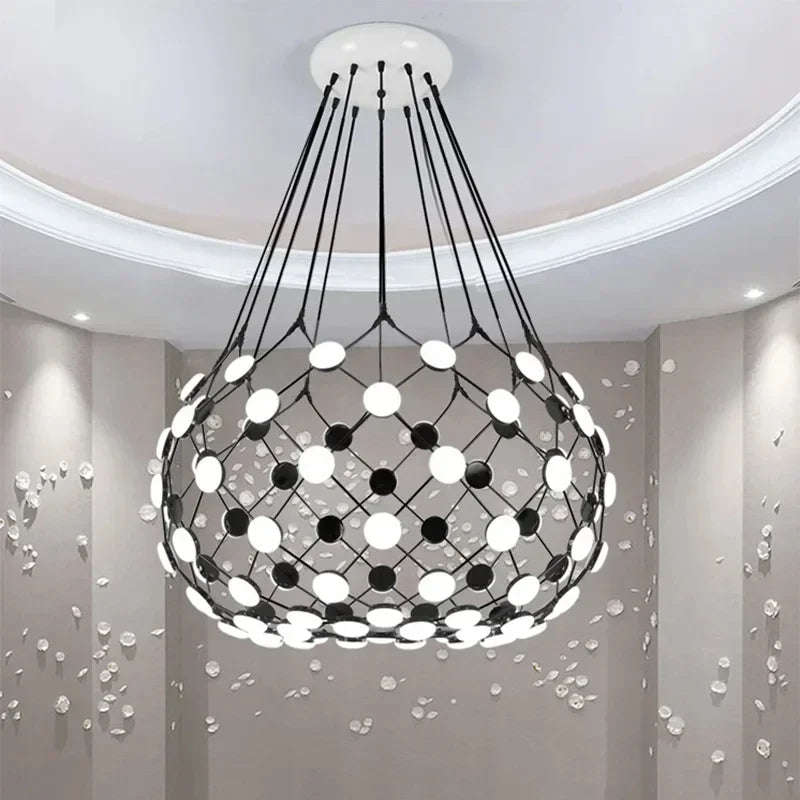 Nowoczesny żyrandol designerski do salonu z białymi i czarnymi elementami w stylu minimalistycznym