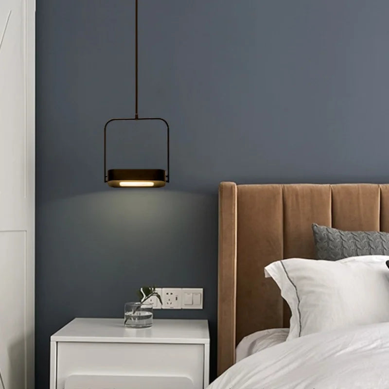 Nowoczesne oświetlenie do salonu od xiuxiu w formie wiszącej lampy na tle ściany w neutralnych kolorach