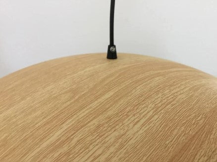 Inny dom lampa sufitowa do salonu z drewnianym wykończeniem i czarnym przewodem