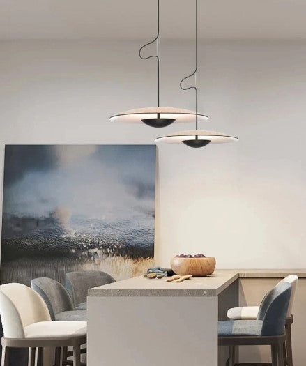 Nowoczesna lampa sufitowa do salonu z dwiema zawieszonymi lampami nad stołem w jadalni