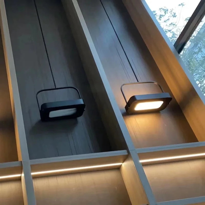 Nowoczesne oświetlenie do salonu od xiuxiu z eleganckimi, zawieszonymi lampami w ciepłych odcieniach