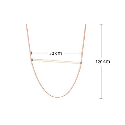 Lampa ze skórzanym paskiem o wysokości 120 cm i szerokości 50 cm, idealna do nowoczesnych wnętrz