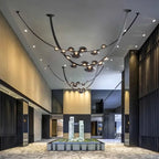 Nowoczesny żyrandol do salonu designerski w eleganckim wnętrzu z podświetleniem LED