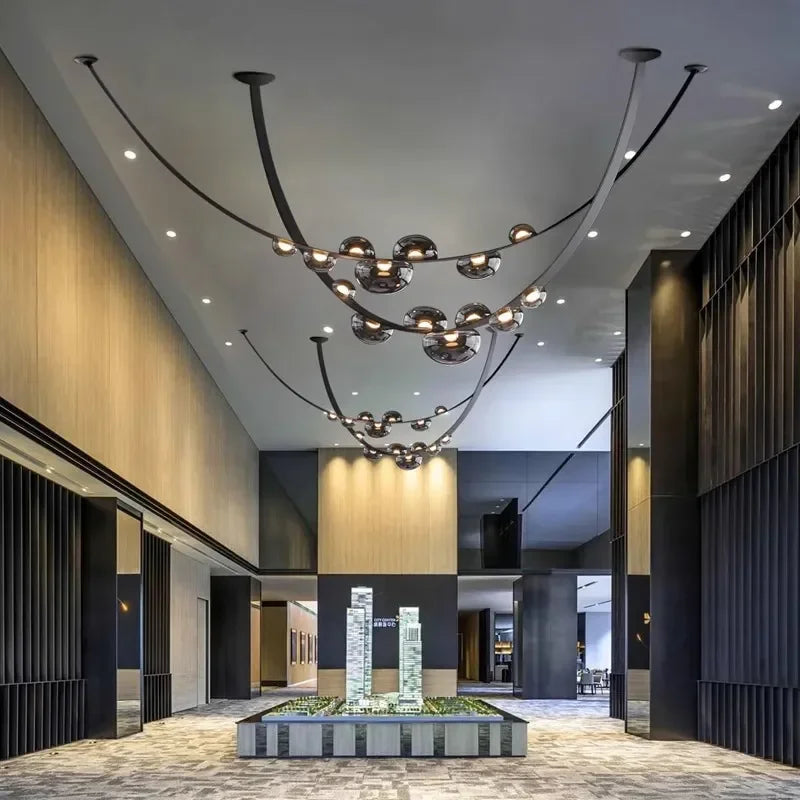 Nowoczesny żyrandol do salonu designerski w eleganckim wnętrzu z podświetleniem LED