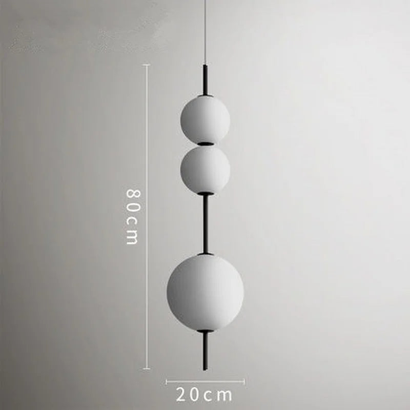 Eleganckie lampy kule wiszące od Inna o nowoczesnym designie i wymiarach 80 cm na 20 cm