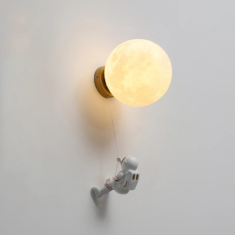 Lampka ścienna MARUISAN z astronautą i kulą świetlną oświetlenie LED Astrae
