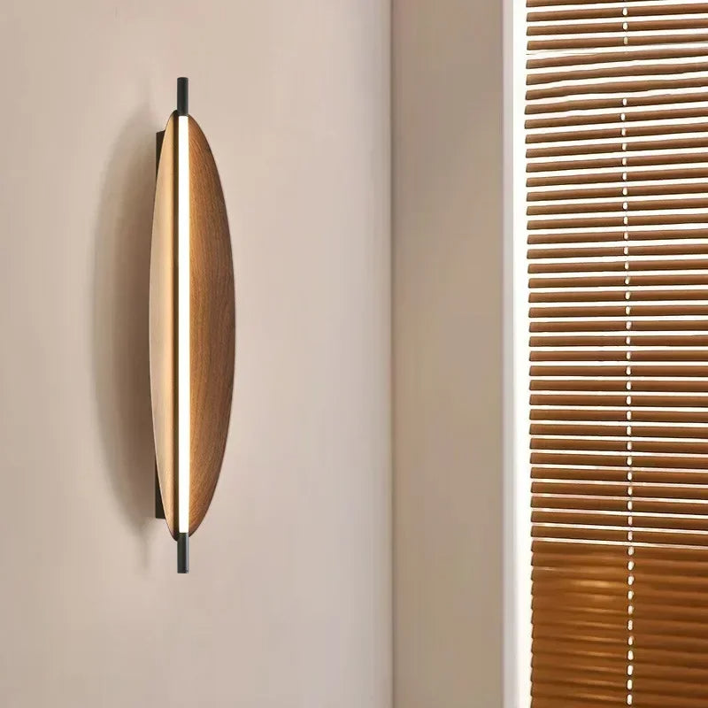 SaloEElaitte drewniany kinkiet owalny z pionową listwą LED nowoczesny minimalistyczny design i ciepłe światło