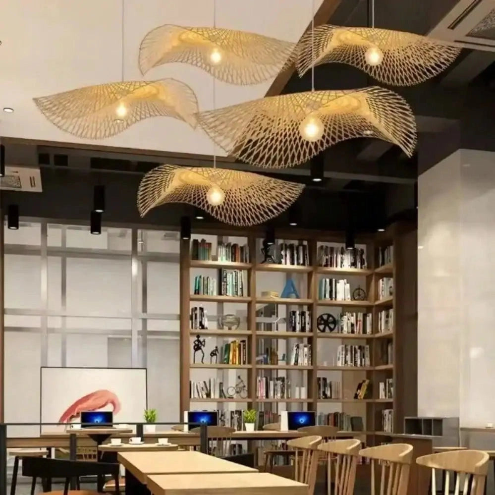 Bambusowy żyrandol JOYINLED z delikatnym, naturalnym wzorem nad stolikami w nowoczesnej bibliotece