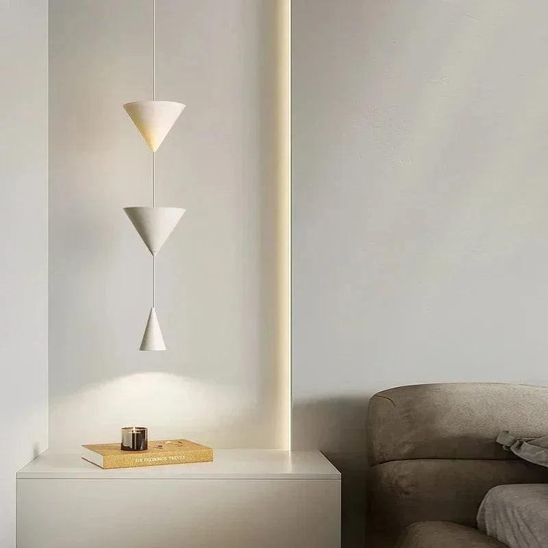 Nowoczesna lampa do salonu TAONUANSHU z trzema stożkowymi kloszami w białym kolorze