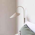 Nowoczesna lampa ścienna JIANKEXING z metalowym ramieniem i białym kloszem nad łóżkiem