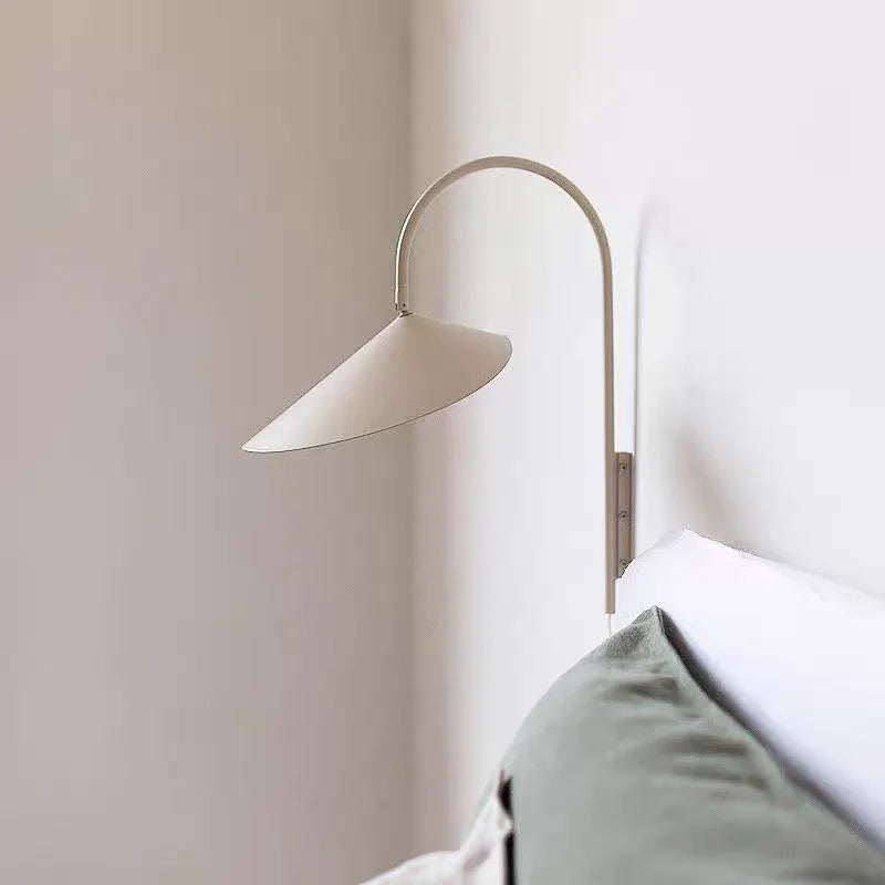 Nowoczesna lampa ścienna JIANKEXING z metalowym ramieniem i białym kloszem nad łóżkiem