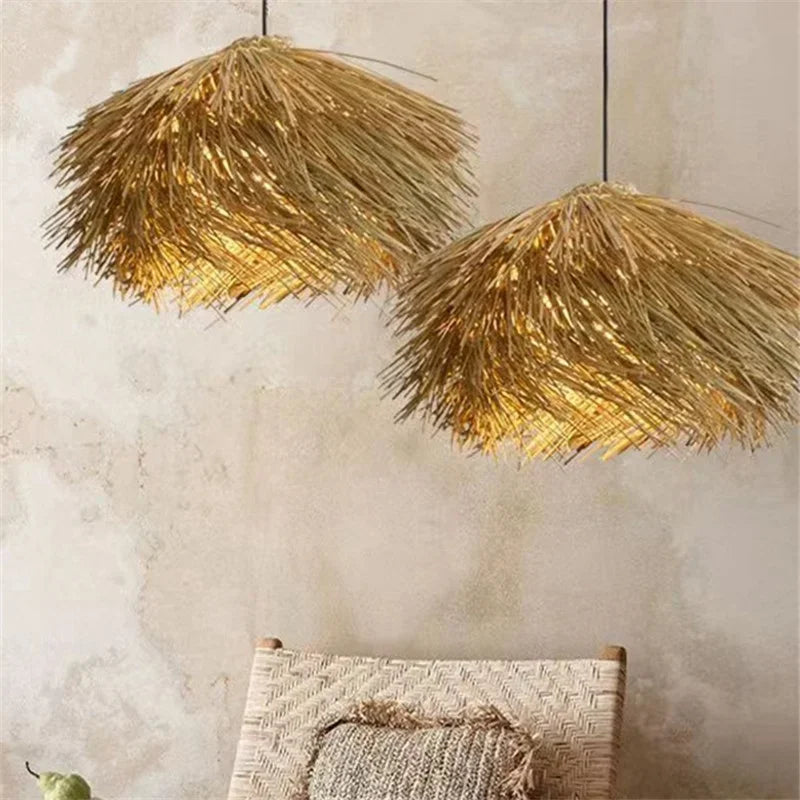 Boho lampa wisząca z naturalnego materiału o złotym odcieniu nad fotelem w stylu boho