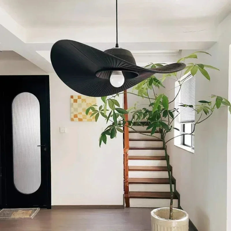 Czarna lampa do salonu w nowoczesnym stylu z dużym kloszem i naturalnym otoczeniem