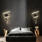 Nowoczesna lampa ścienna od DARHYN z designerskim, spiralnym kształtem LED w sypialni