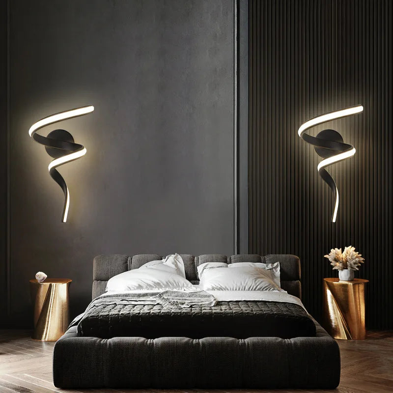 Nowoczesna lampa ścienna od DARHYN z designerskim, spiralnym kształtem LED w sypialni
